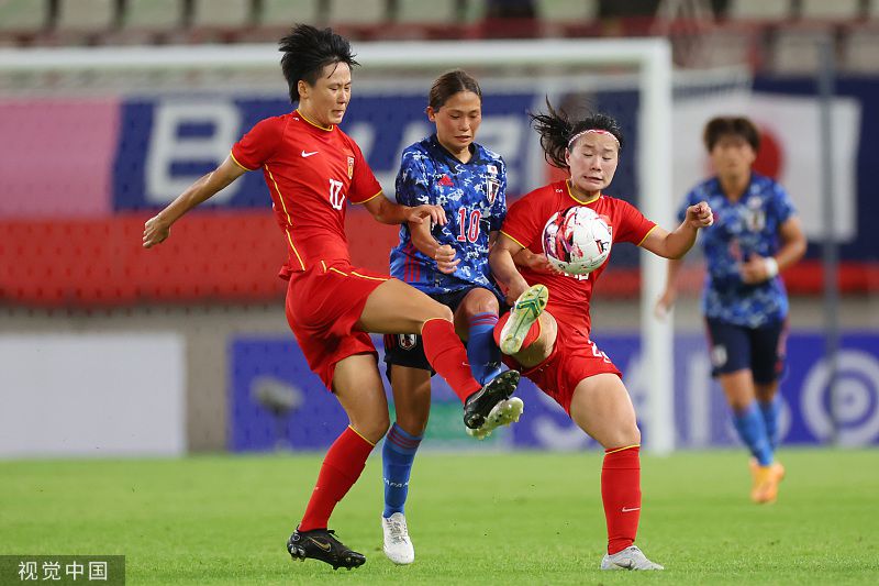 跟着少女的舞动，单调的蜗居糊口，刹时变得变得五彩斑斓、天马行空。